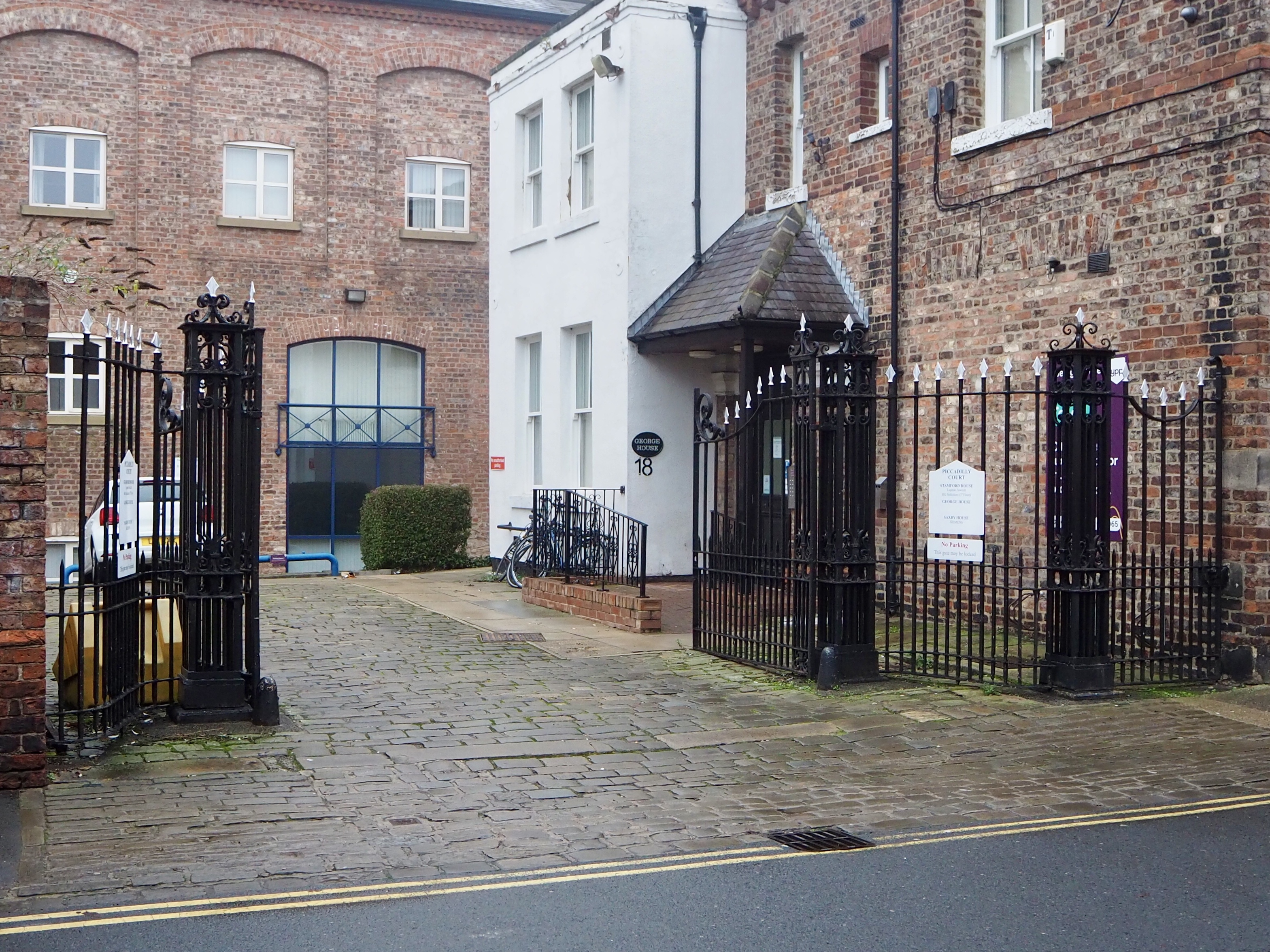 Gates_at_Stamford_House_George_Street_York_01.jpg