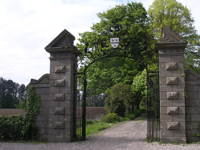 File:Gates to Pitkerro House - geograph.org.uk - 10072.jpg