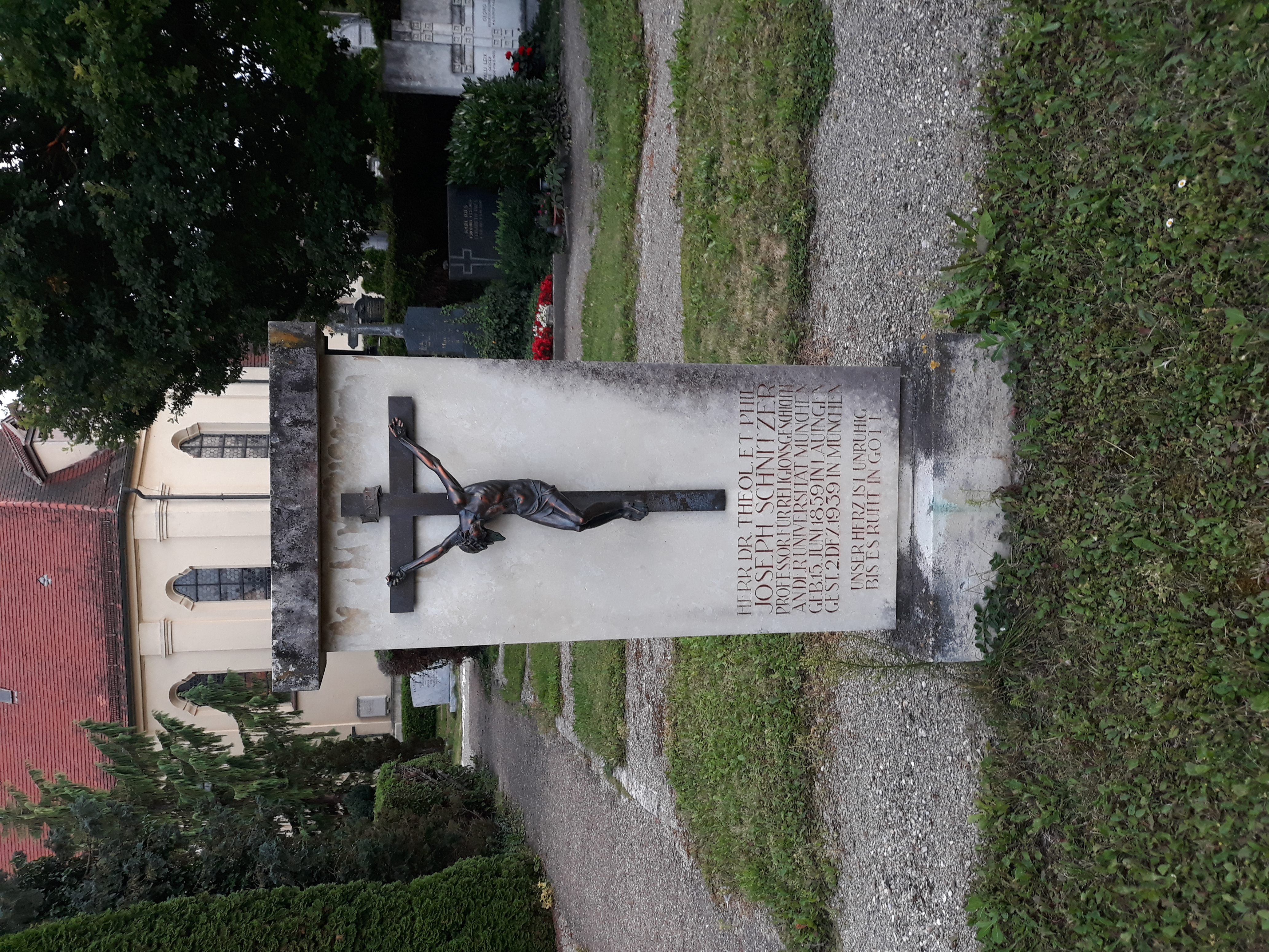 Das Grab von Joseph Schnitzer auf dem Friedhof von Lauingen.