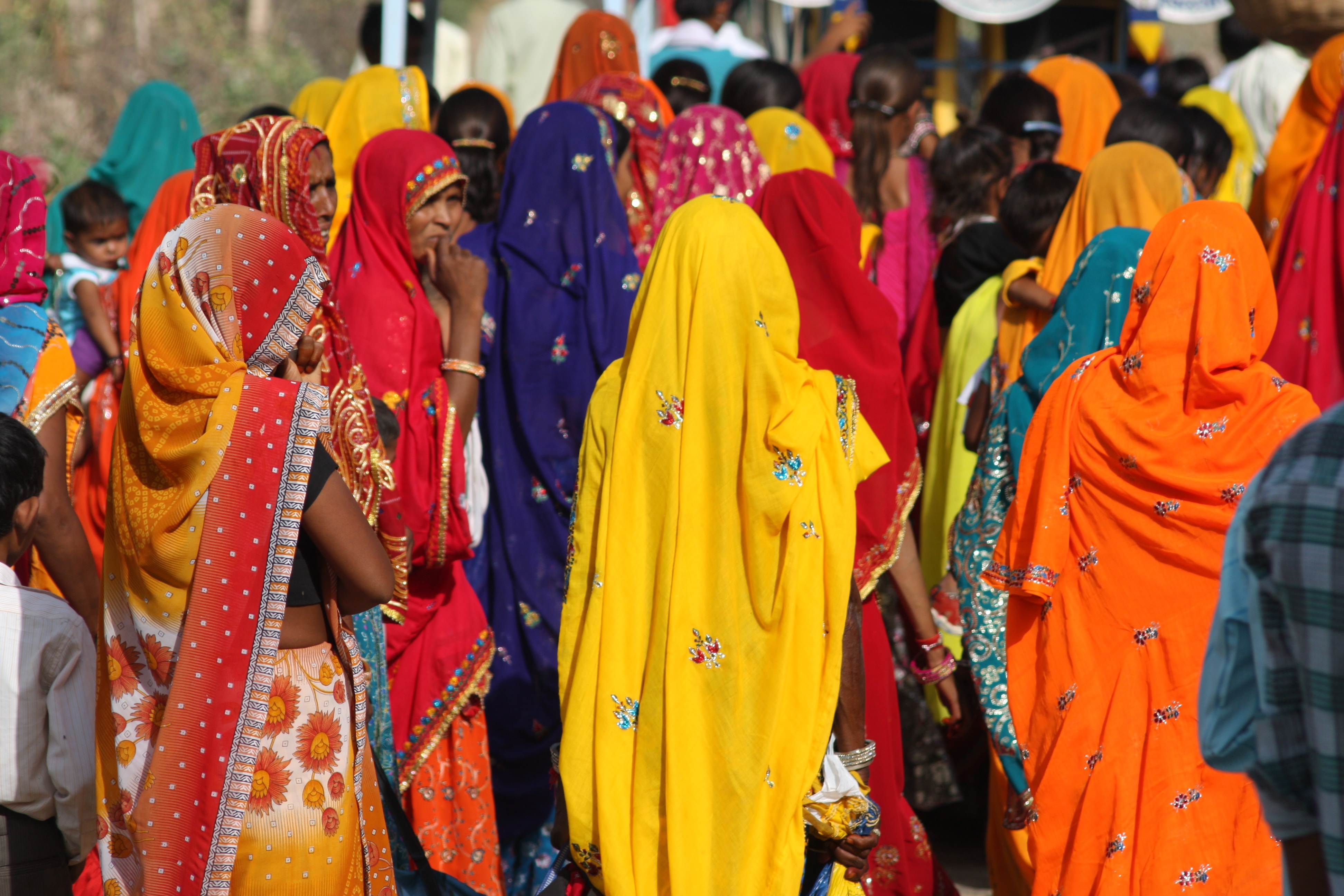 Какого цвета индия. Индия Нью Дели Сари. Индия люди Сари. Сари (женская одежда в Индии). Население Индии.