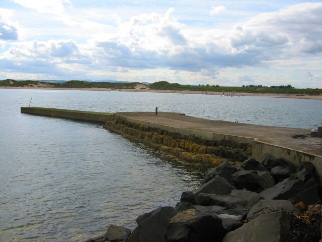 File:Harbour Wall - Beadnell - geograph.org.uk - 571576.jpg