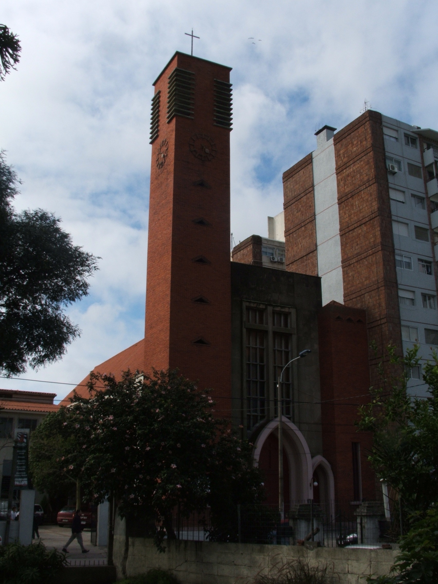Archivo:Iglesia Santos Apóstoles, Montevideo  - Wikipedia, la  enciclopedia libre