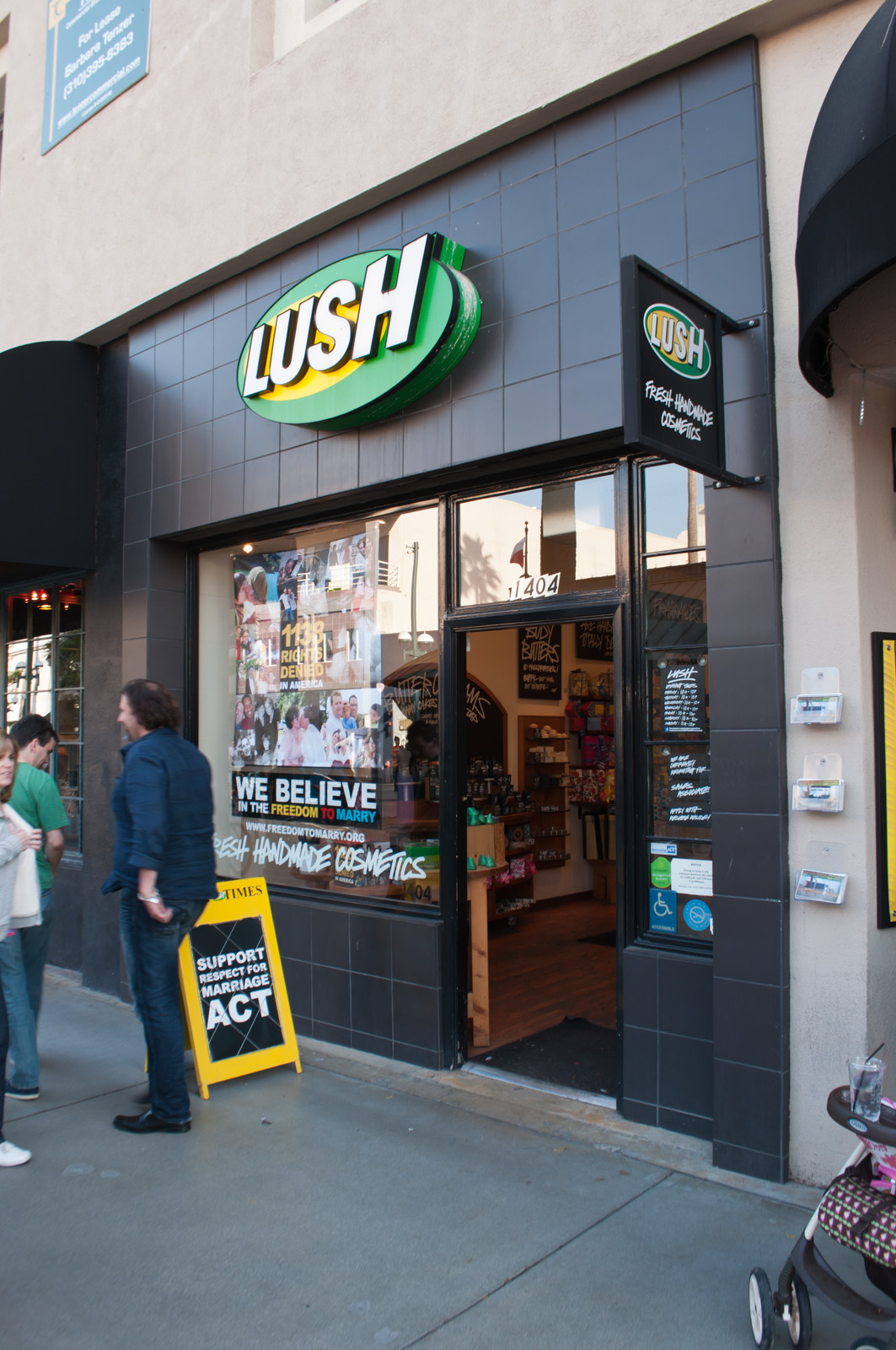 Lush_Cosmetics_supports_marriage_equalit