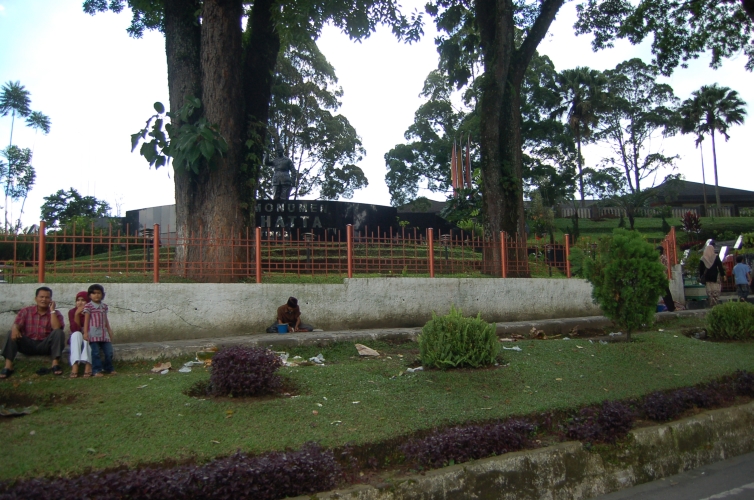 File:Monumen Bung Hatta.jpg