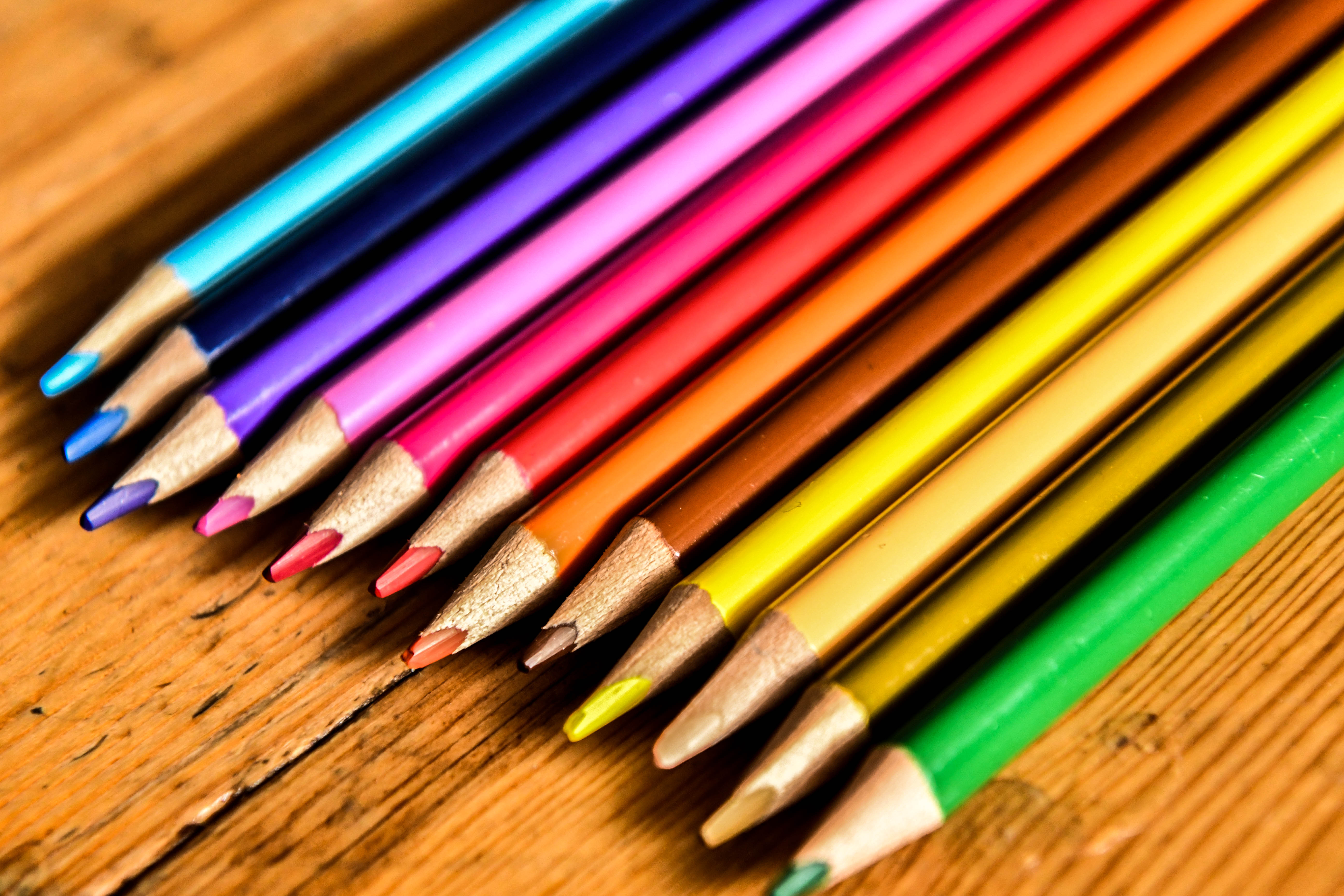 https://upload.wikimedia.org/wikipedia/commons/c/cd/Muliple_colored_pencils_04.jpg