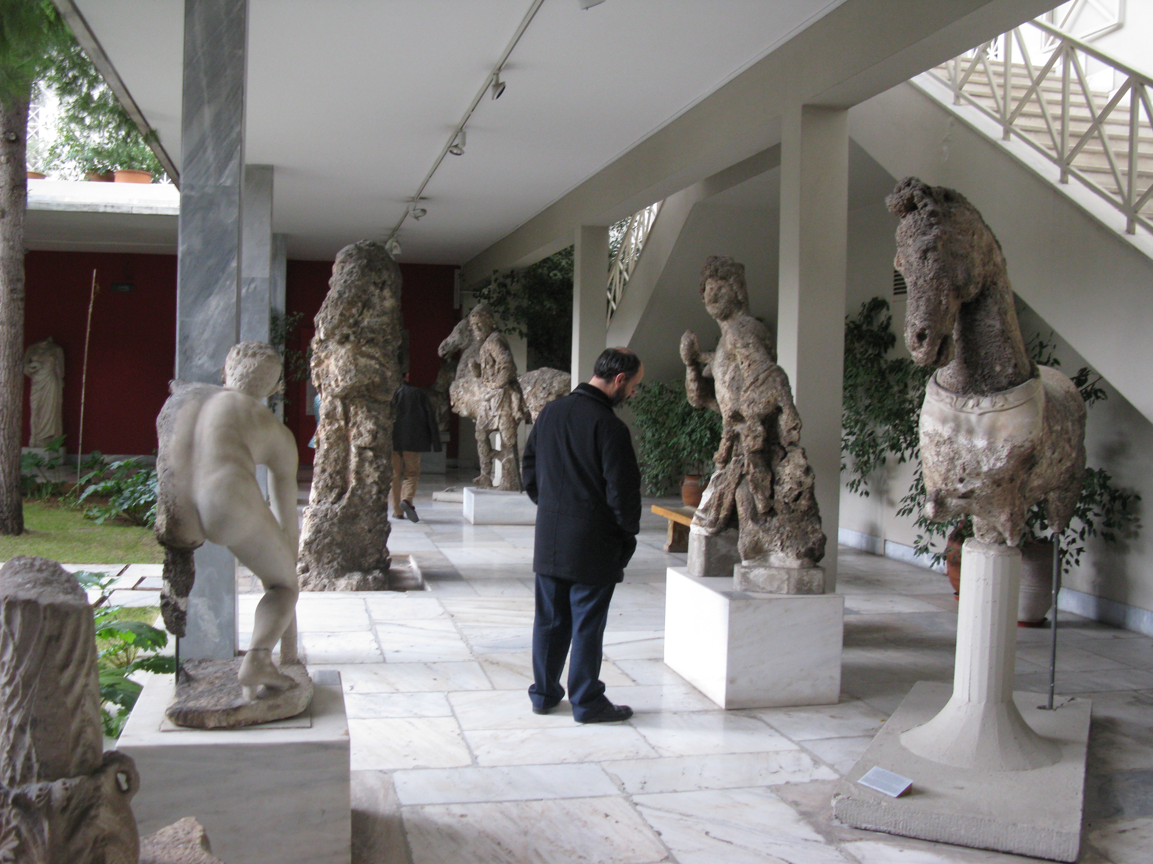 National archaeological museum. Афинский археологический музей. Национальный археологический музей Афины Доисторическая эпоха. Археологический музей метрополитен Афины. Национальный археологический музей Афины землетрясение 1999.