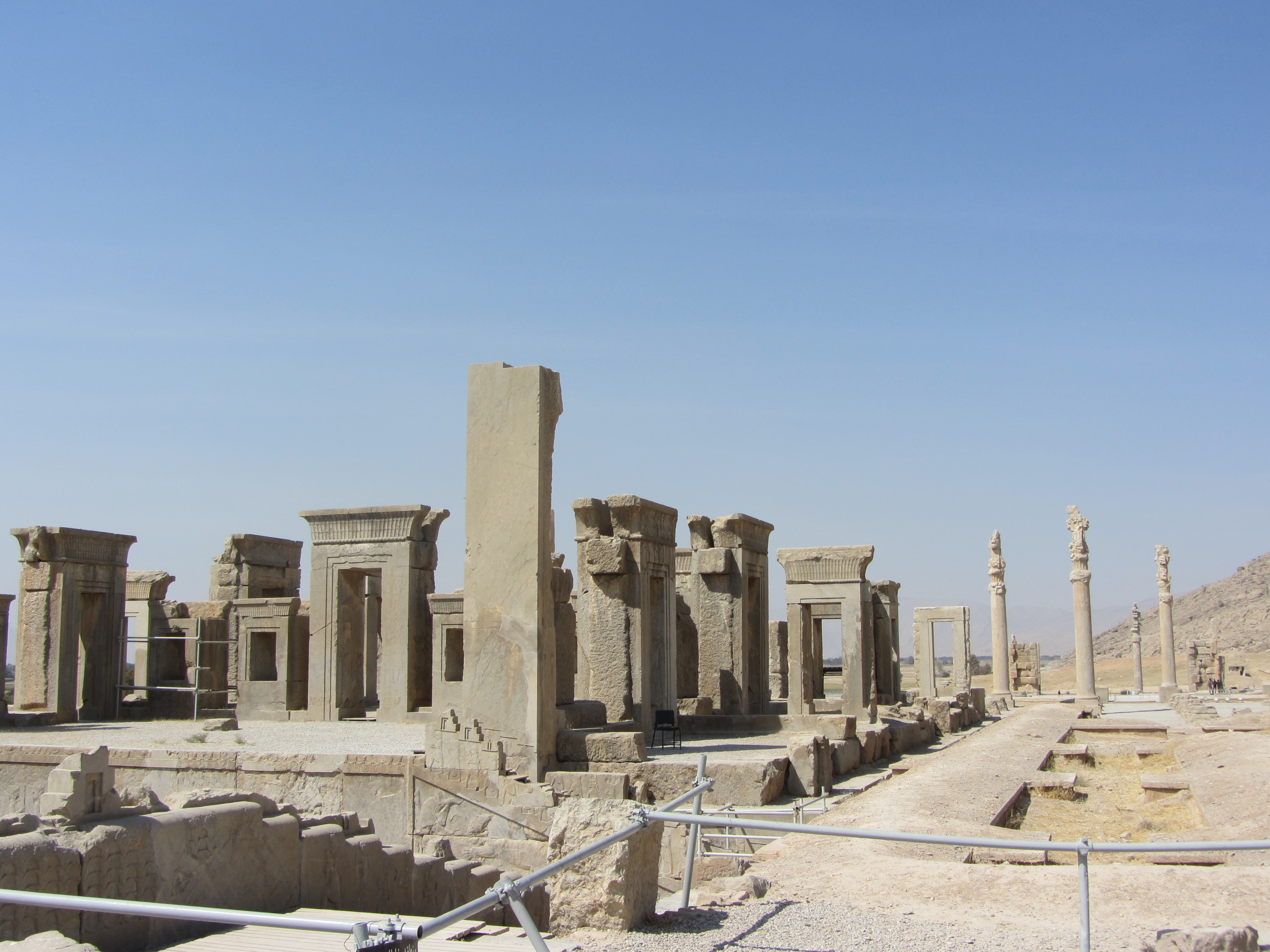 Мес рафсанжан персеполис. Persepolis часы. Персеполь светлый ЛДСП.