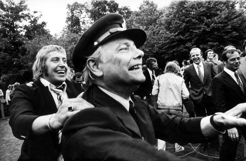 File:Premier den Uyl op het Catshuis met politiepet op, achter hem doelman Piet Schrijvers het Nederlands Elftal na WK '74, N - SFA001009096.jpg