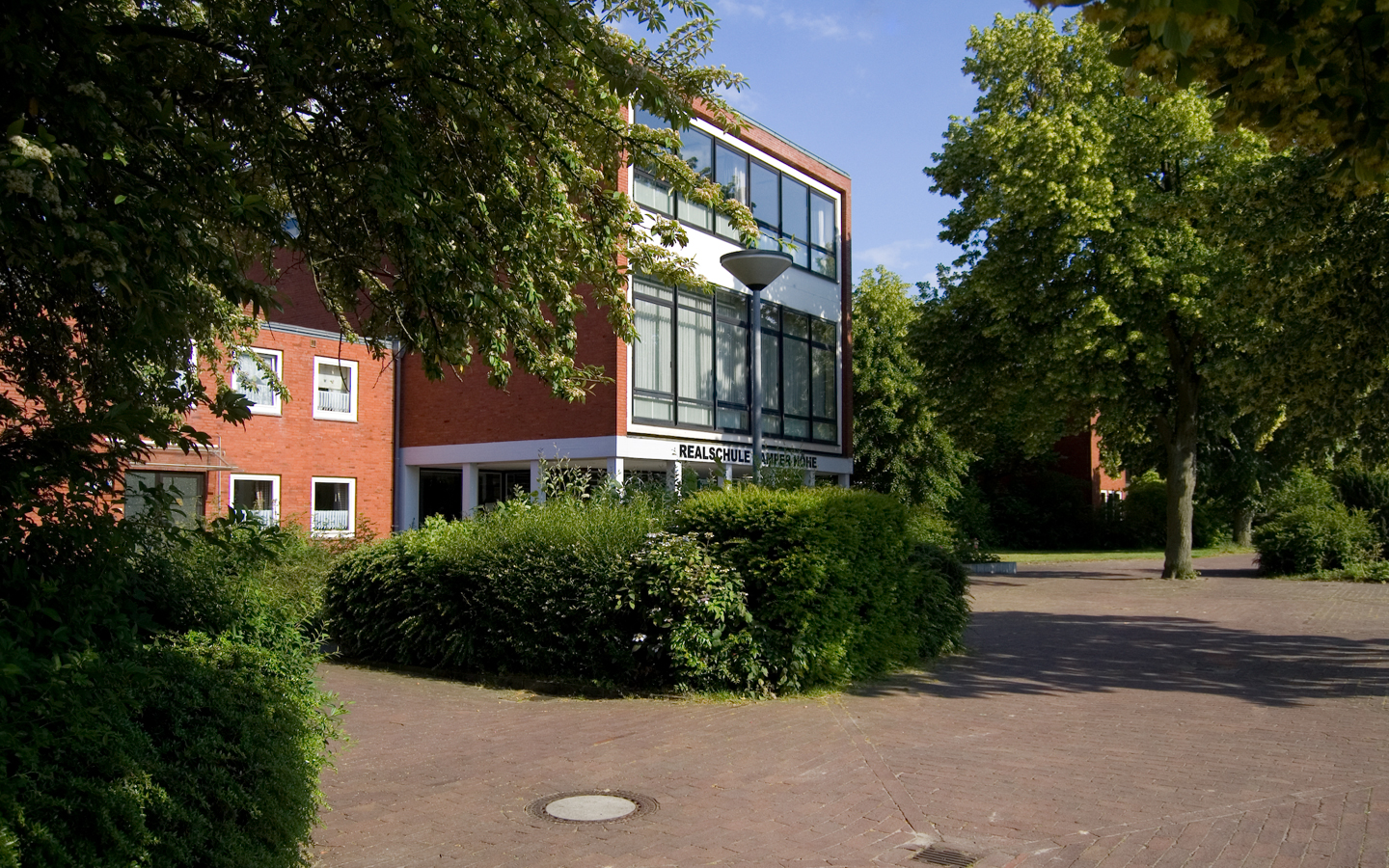 Dies ist eine Fotoaufnahme der Realschule Camper Höhe an einem späten Nachmittag, aufgenommen am 22....