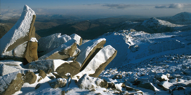 File:Rock formations above the Great Slab - geograph.org.uk - 1015629.jpg