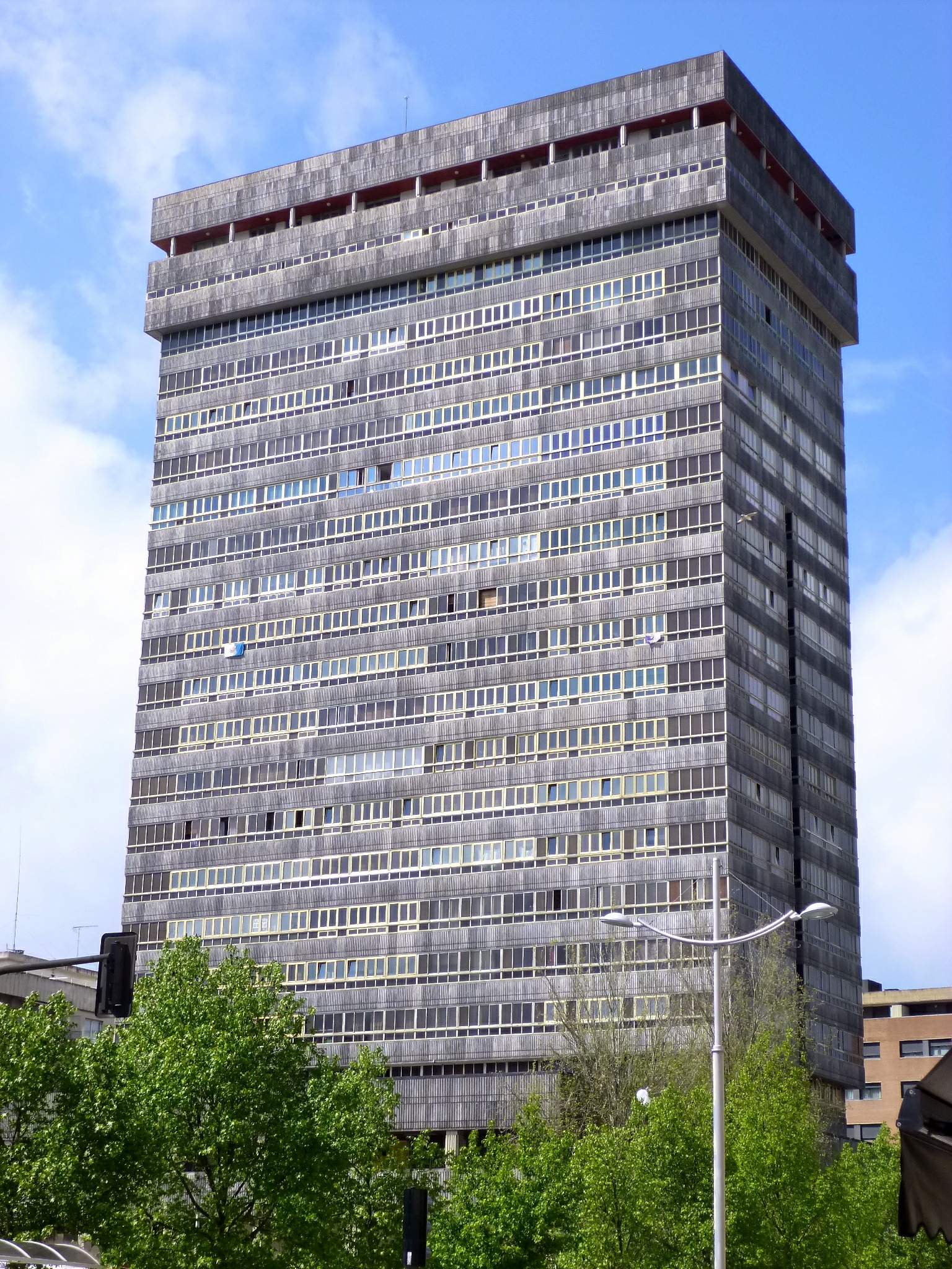 El niño que ha caído a un pozo San_Sebastián-Donostia_-_Torre_Atotxa_1