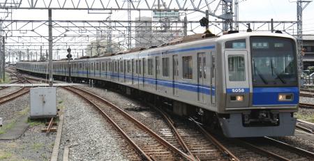 File:Seibu 6158F als sneltrein naar Shin-Kiba komt op station Tokorozawa binnen gereden, -16 september 2006.jpg