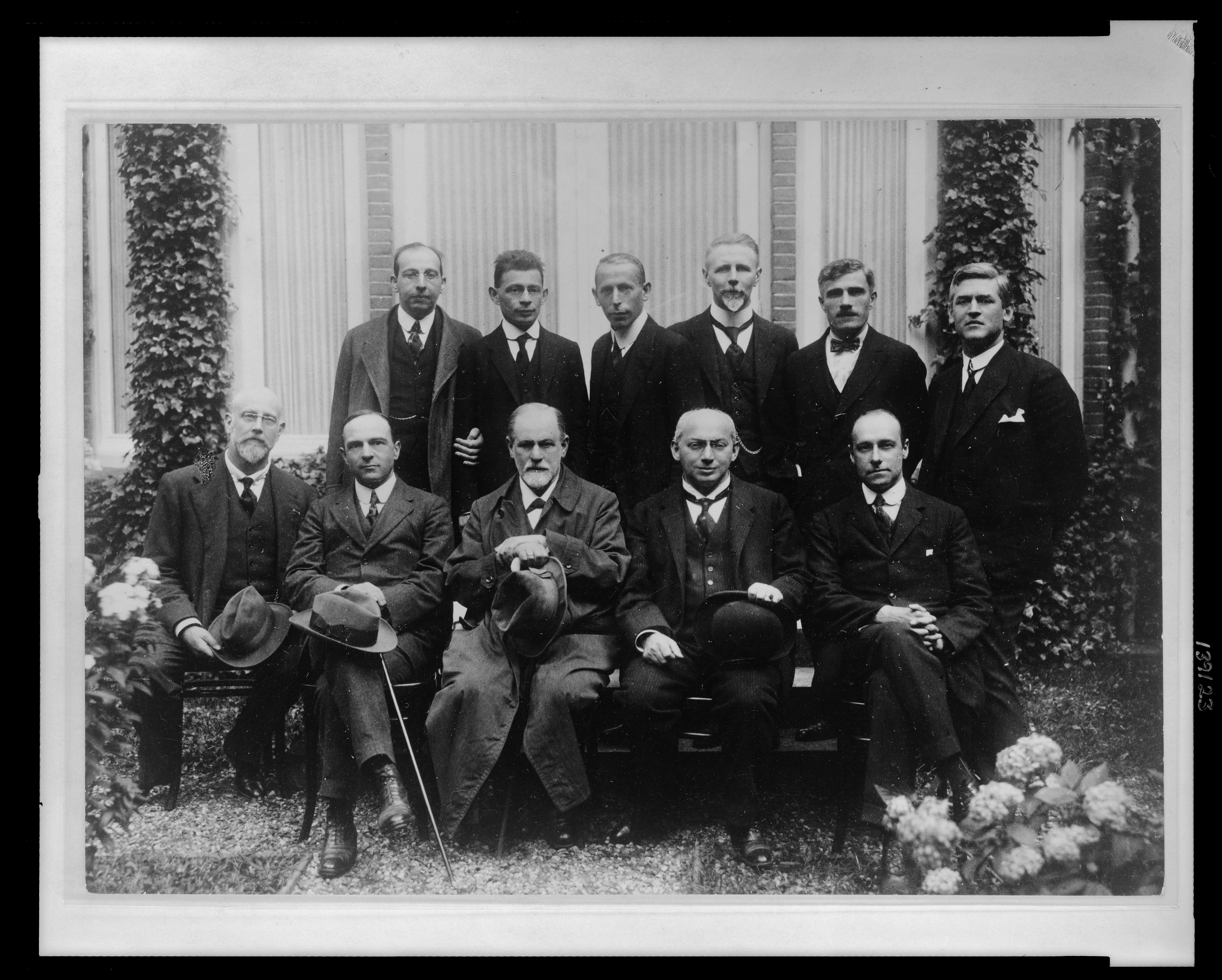 File Sigmund Freud With Colleagues At The Congress At The Hague Lccn Jpg Wikimedia Commons