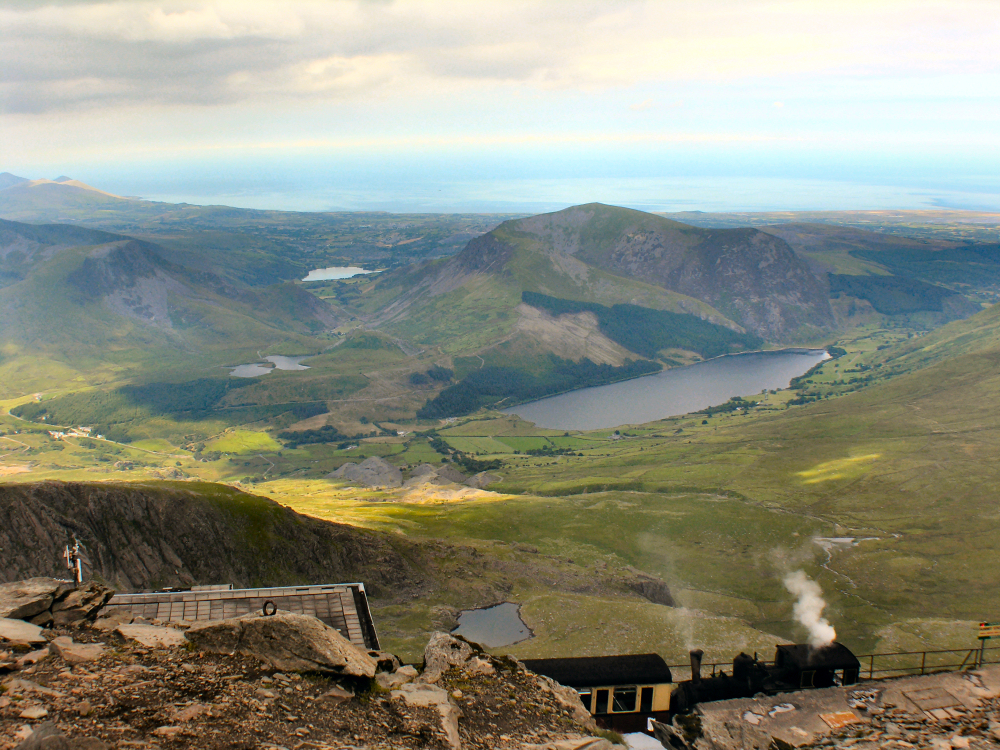 Mountains in the uk. Гора Сноудон. Уэльс Сноуден гора. Snowdon is the Highest Mountain in Wales. Сноудон рисунок.