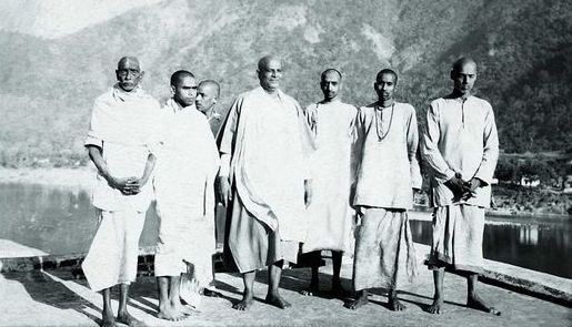 File:Swami Chinmayananda on his day of Sannyas initiation, with Guru Swami Sivananda and other disciples, Feb 25, 1949, Maha Shivratri Day.jpg