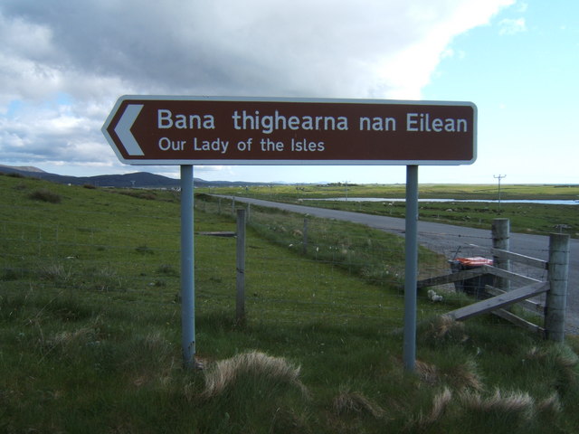 File:Track to the Statue - geograph.org.uk - 1364745.jpg