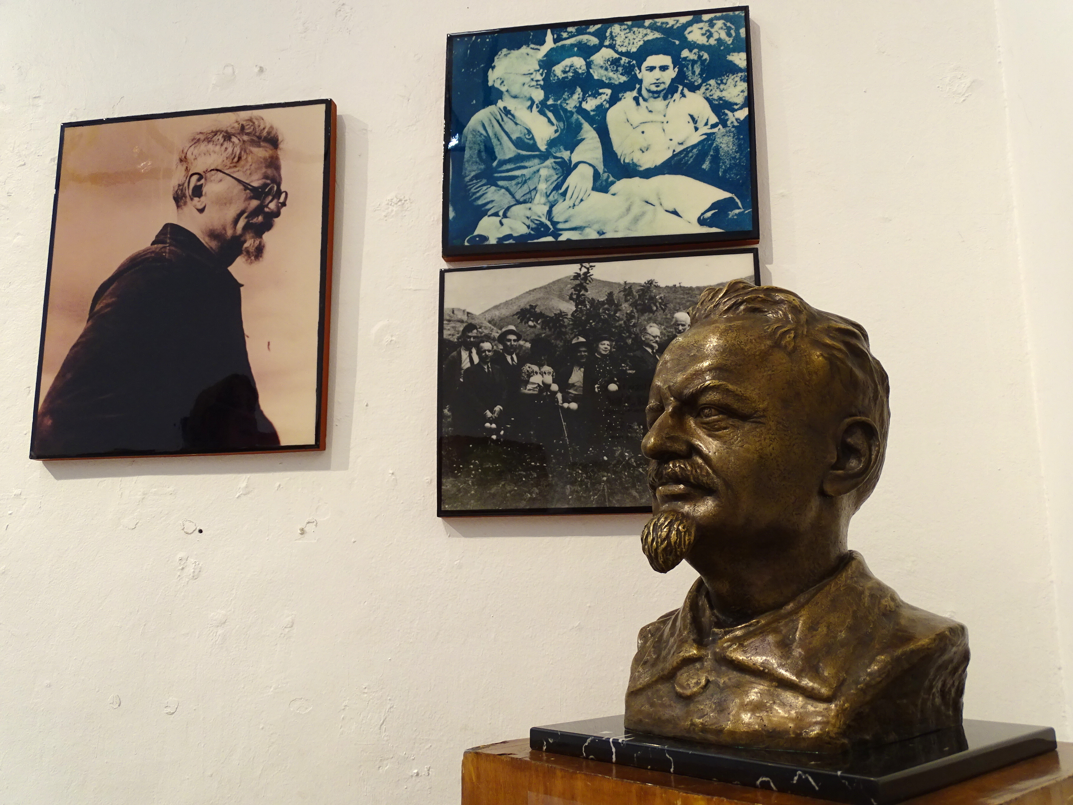 Trotsky Bust (by Duncan Ferguson) with Photos - Leon Trotsky Museum - Coyoacan - Mexico City - Mexico (15517085251).jpg