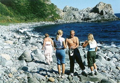 File:Vladimir Putin with family in Primorsky Krai 2002-1.jpg