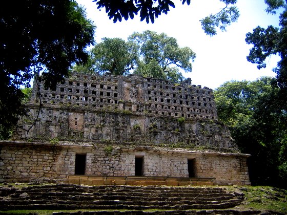 File:Yaxchilan Structure 33.jpg