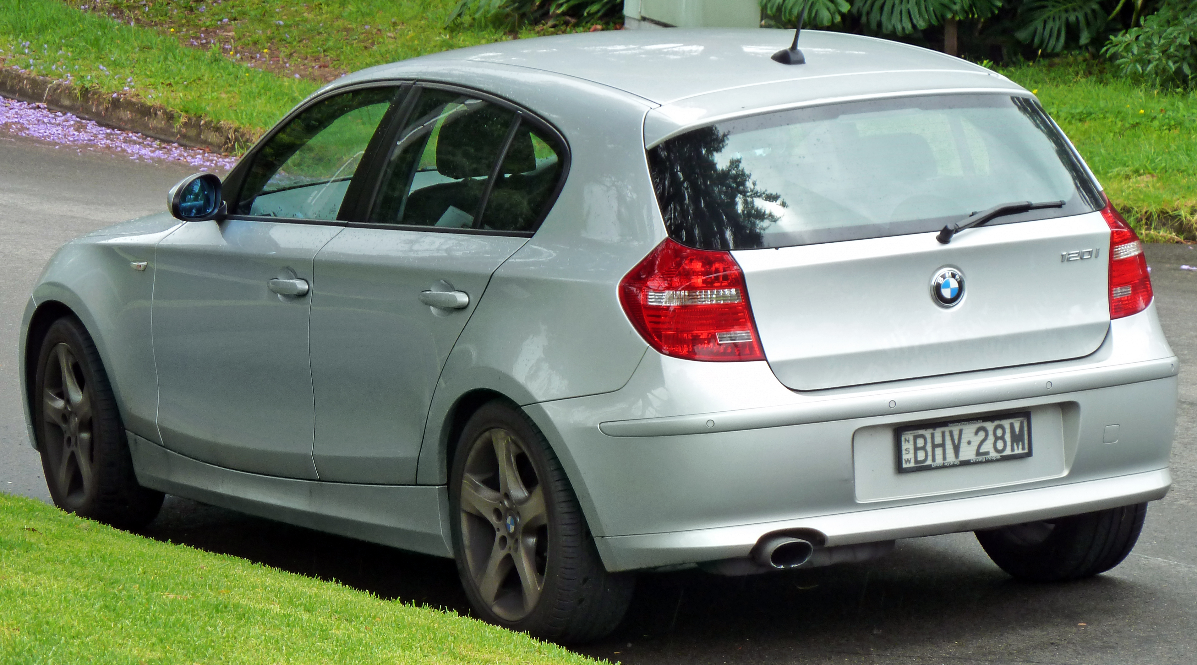 File:2007-2010 BMW 120i (E87) 5-door hatchback 01.jpg - Wikimedia Commons