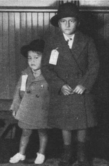 File:Alistair and William Campbell, 1933 (cropped).jpg