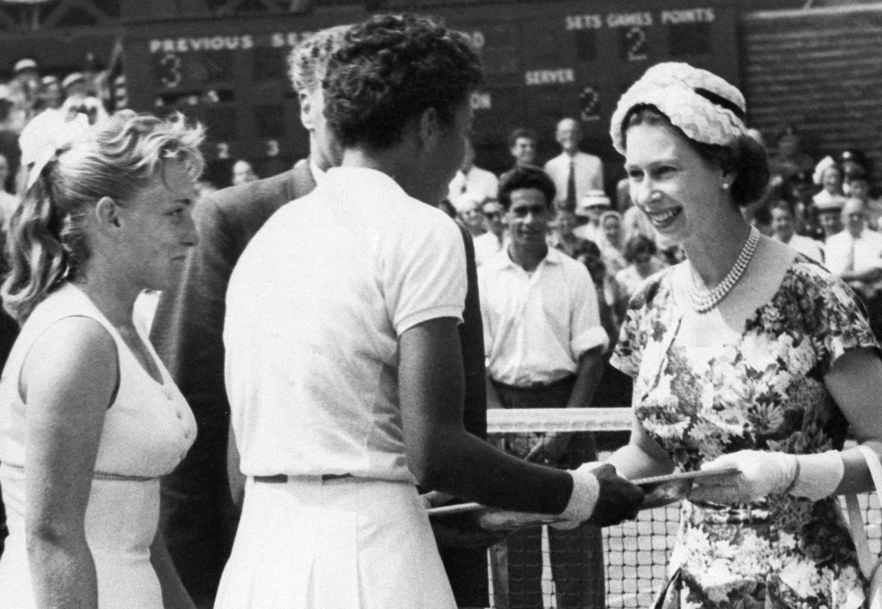 File:Althea-Gibson-Queen-Elizabeth-Wimbledon-1957.jpg - Wikimedia ...