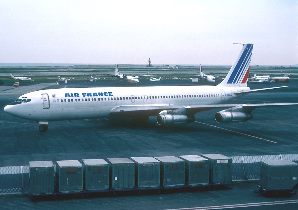 https://upload.wikimedia.org/wikipedia/commons/c/ce/Boeing_707-328C%2C_Air_France_AN1052358.jpg