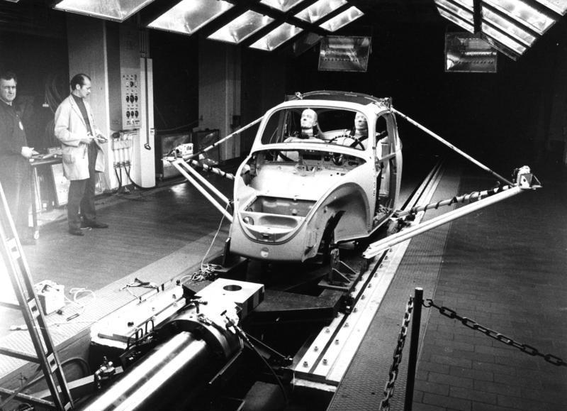 File:Bundesarchiv B 145 Bild-F038805-0005, Wolfsburg, Volkswagen, Crashtest, VW Käfer-Karosserie.jpg