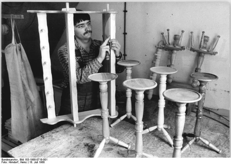 File:Bundesarchiv Bild 183-1988-0718-001, Heiligenstadt, Möbelschreinere, Montage.jpg