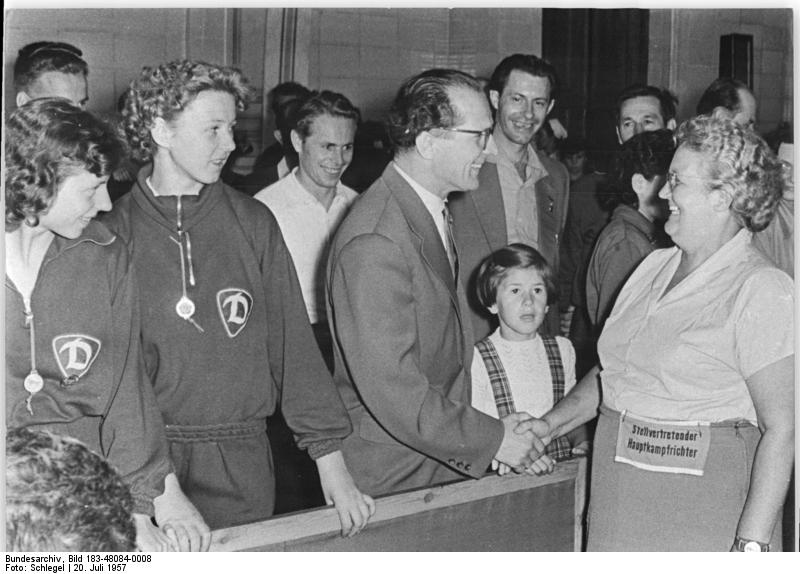 File:Bundesarchiv Bild 183-48084-0008, Leipzig, Turn- und Sporttreffen, Honecker begrüßt Kampfrichterin.jpg