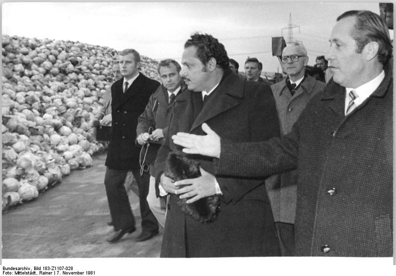 Файл:Bundesarchiv Bild 183-Z1107-028, LPG Striegnitz, Besuch einer jemenitischen Delegation.jpg