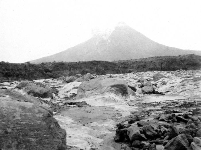 File:COLLECTIE TROPENMUSEUM De Merapi op Java TMnr 10004088.jpg