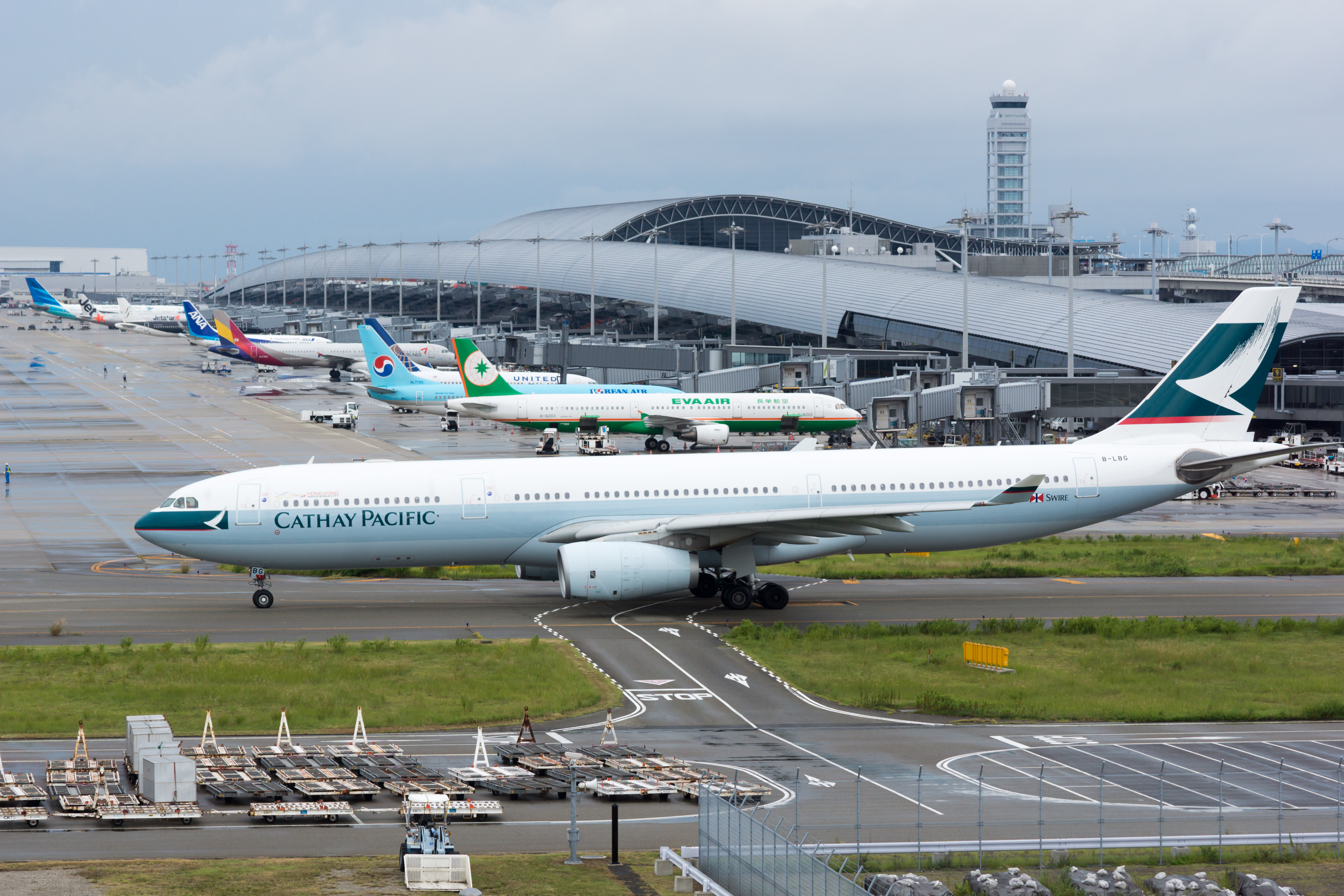 File:Cathay Pacific Airways, A330-300, B-LBG (21064494331).jpg 