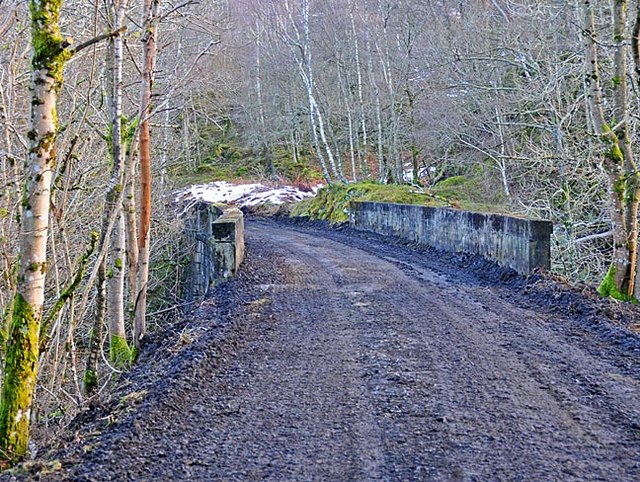 Concrete viaduct on dismantled Comrie to St Fillans railway - geograph.org.uk - 660088