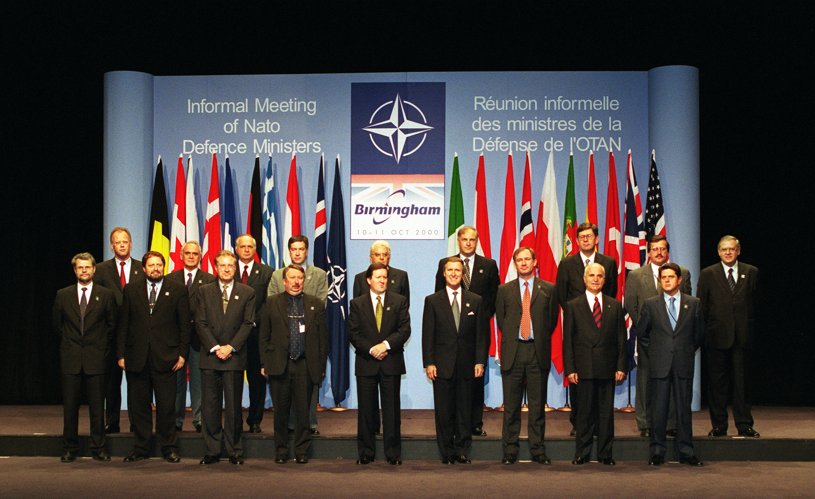 https://upload.wikimedia.org/wikipedia/commons/c/ce/Defense_ministers_of_NATO_2000.jpg