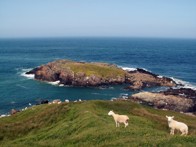 File:Dinas Fawr - geograph.org.uk - 480074.jpg