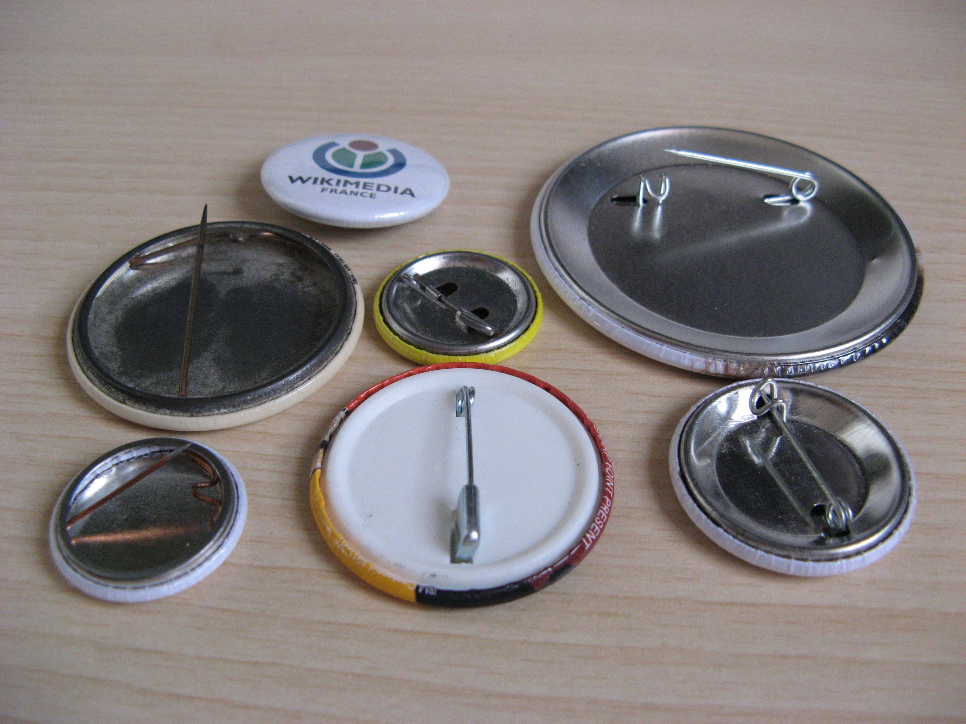 Fichier:Dispositifs d attaches de badge.JPG — Wikipédia