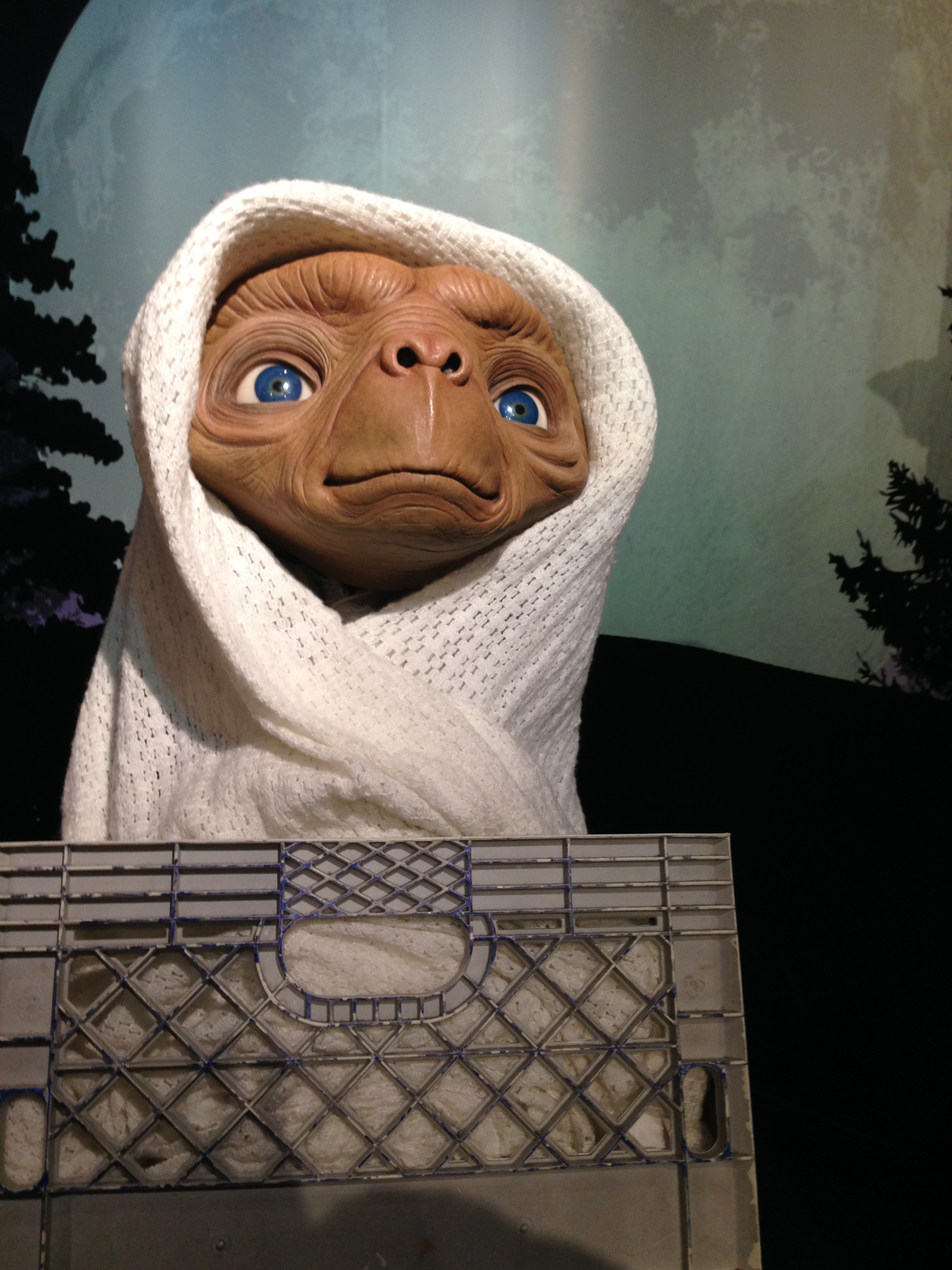 Un peu d'humour dans ce monde de brutes - Page 21 E.T._figure_at_Madame_Tussauds_London