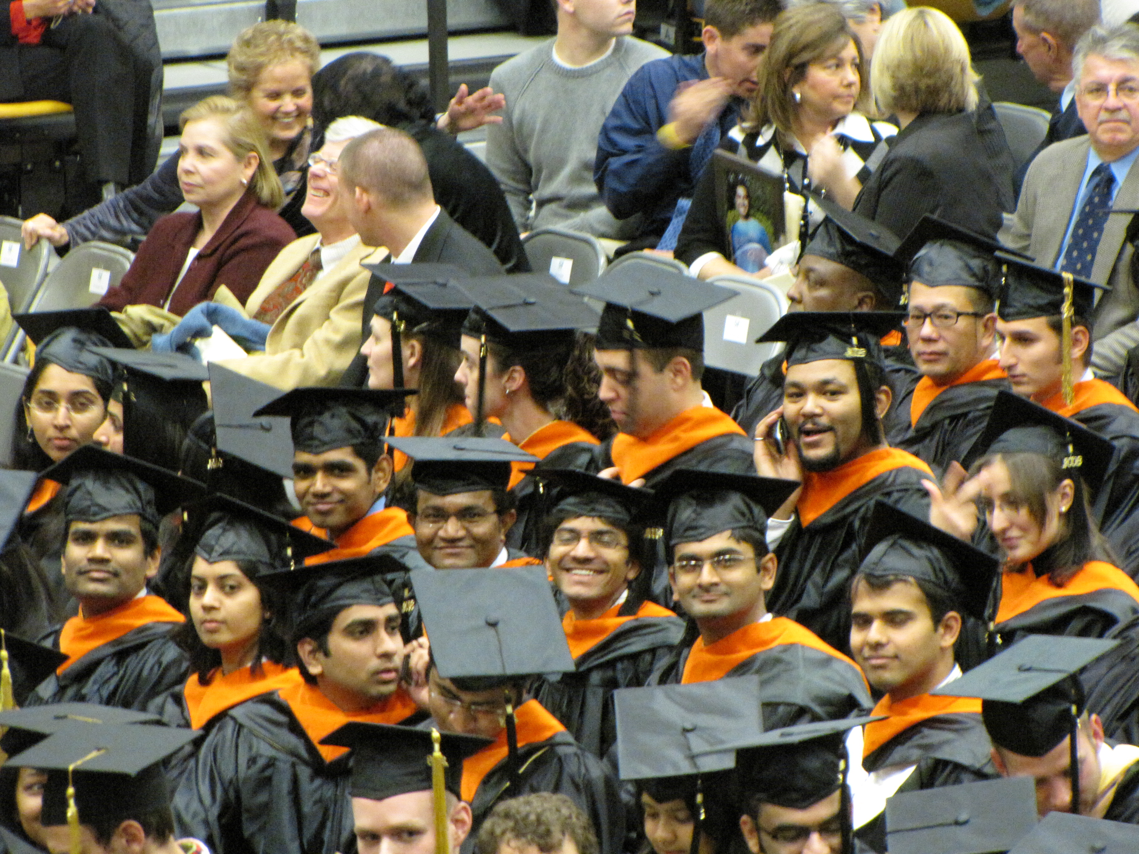 Promotion d'étudiants recevant leur diplome