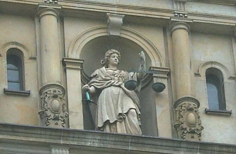 File:Hh-strafjustizgebaeude-justitia.jpg