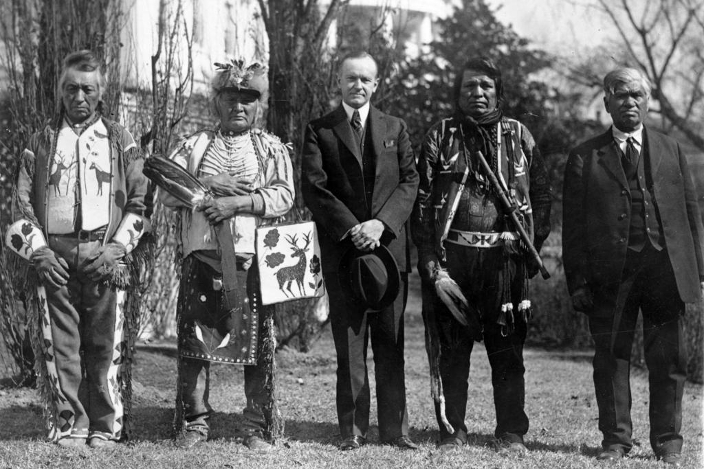 Le Président Coolidge en compagnie de quatre Osages à la Maison Blanche (1924)