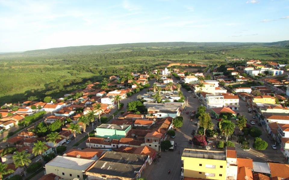 Qual cidade da Bahia mais próxima de Goiás?