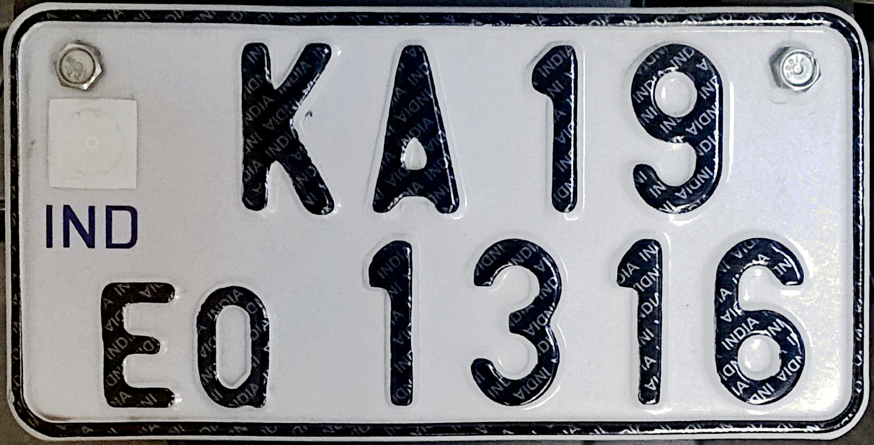 https://upload.wikimedia.org/wikipedia/commons/c/ce/Karnataka_India_registration_plate_KA_19_EQ_1316.jpg