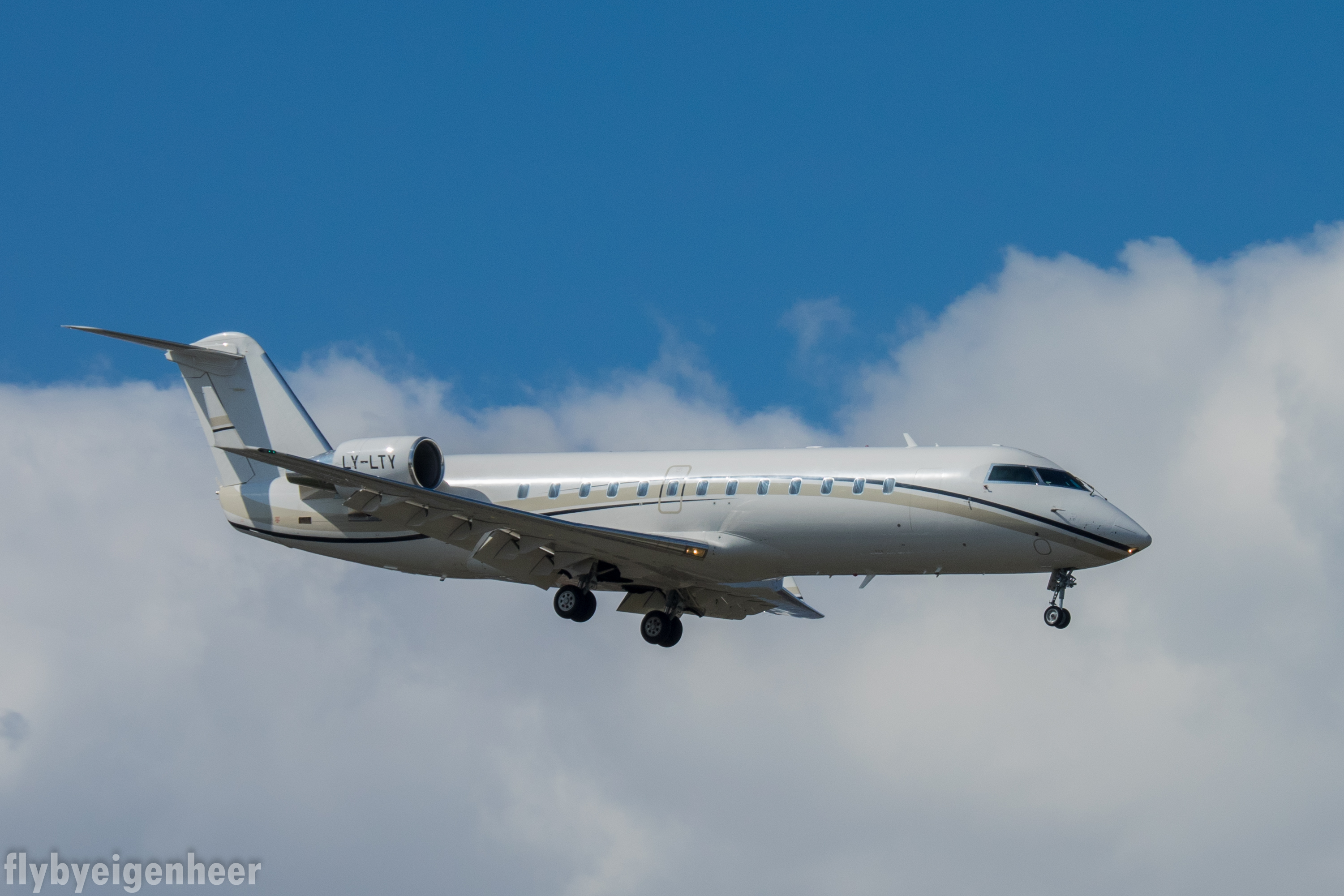 Авиарейсы 19. Bombardier cl600. Бомбардье CL-600-2b19. Bombardier CL-600-2b19 самолет. CL-600-2b19.