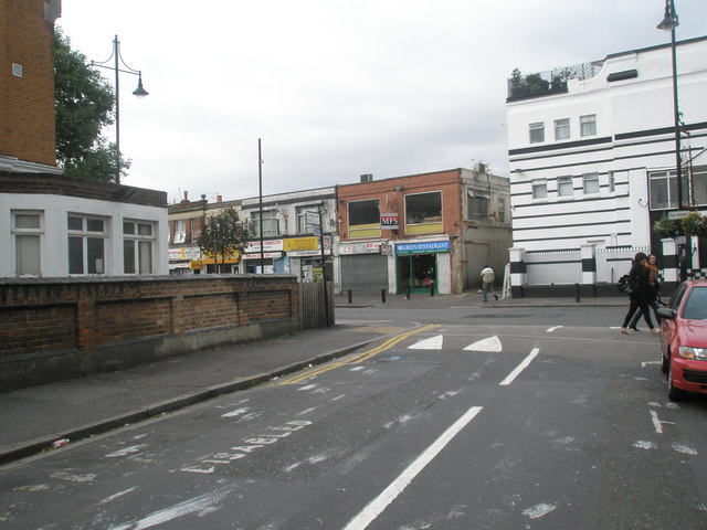 File:Looking from Osterley Park Road out into The Green - geograph.org.uk - 1521358.jpg