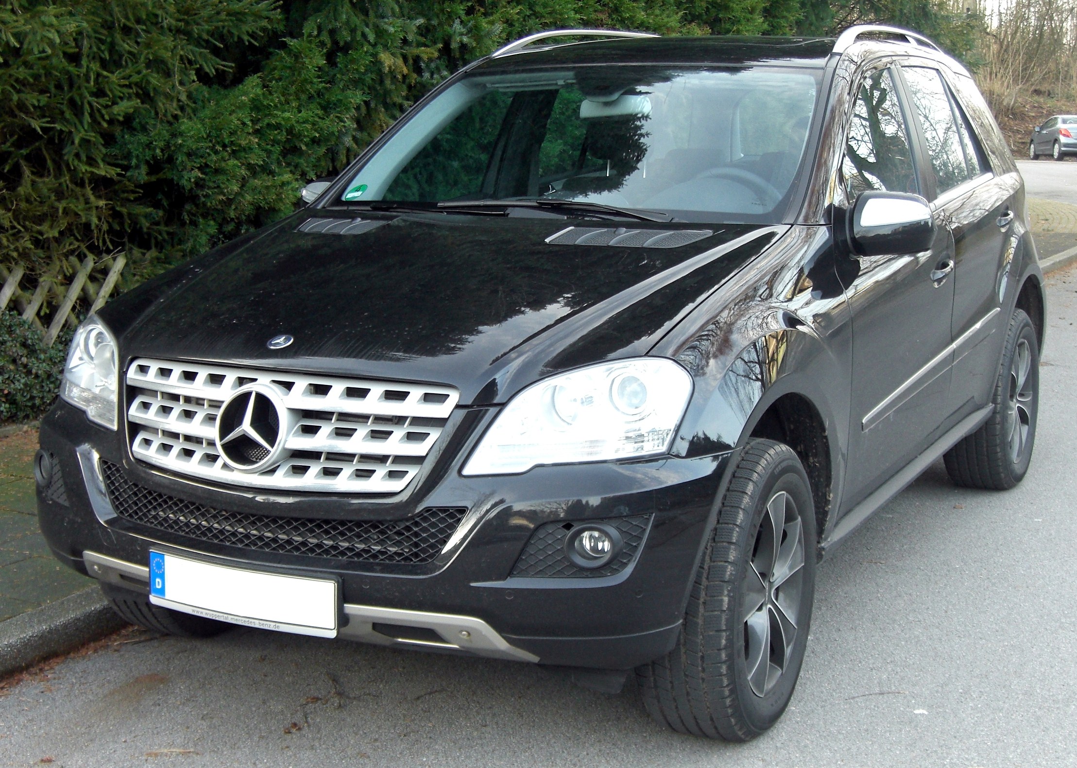 File:Mercedes ML AMG-Sportpaket (W164) front 20100722.jpg - Wikimedia  Commons