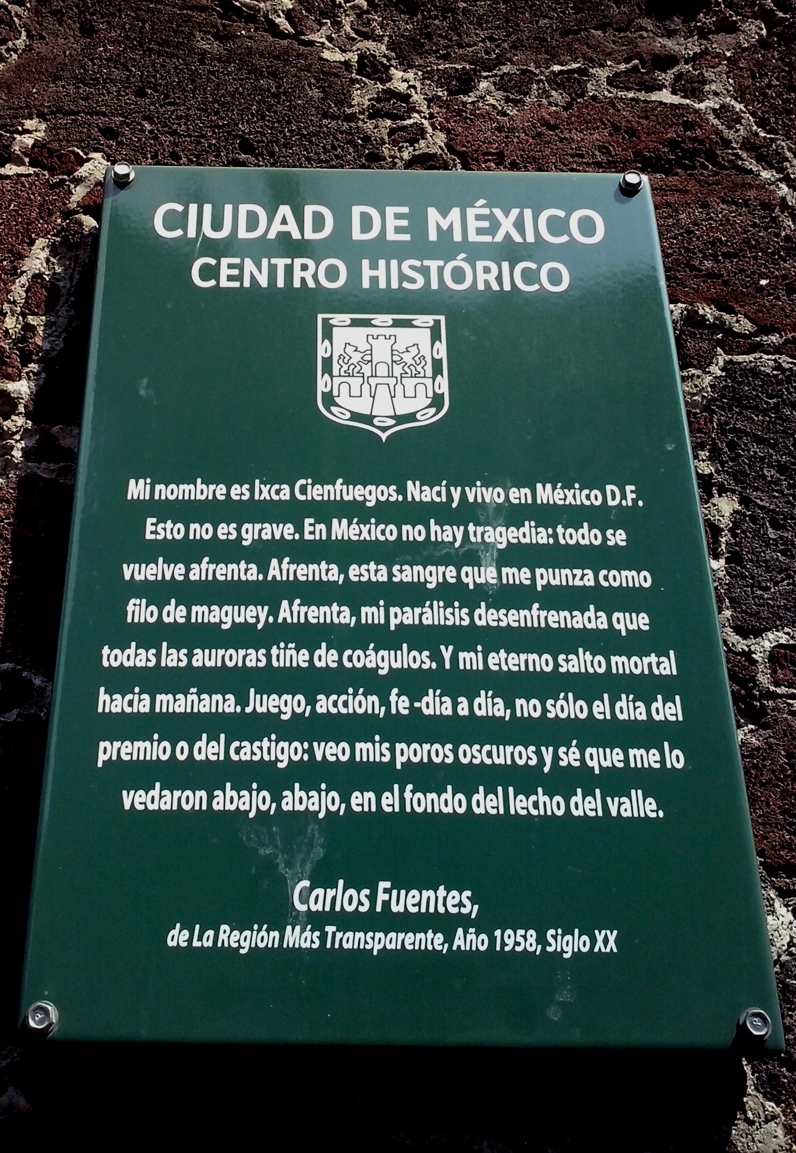 Placa con cita de ''La región más transparente'' de Carlos Fuentes en la calle de Tacuba, Centro Histórico de la ciudad de México.