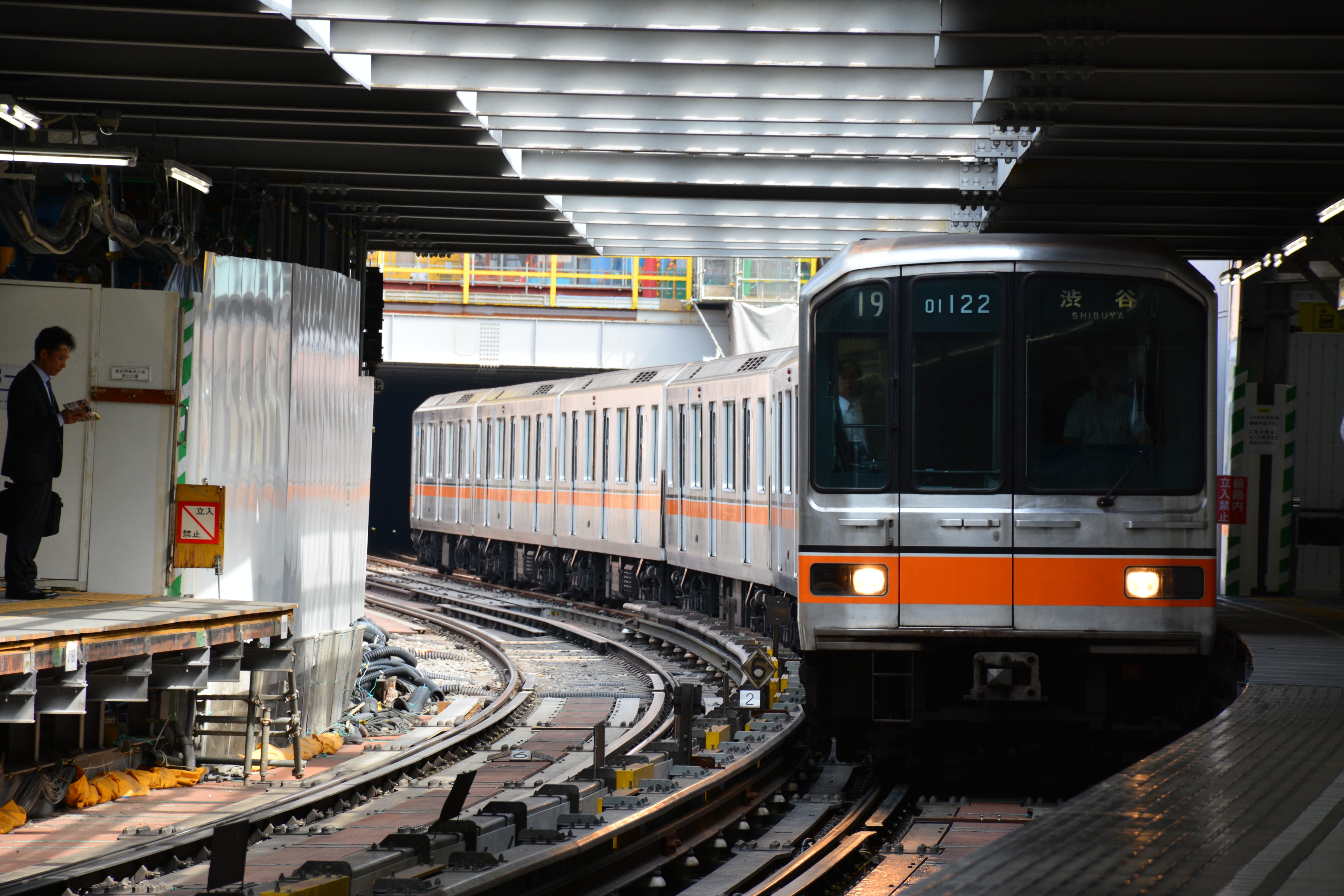 File Tokyo Metro Ginza Line Shibuya Station 01 Series 16 10 07 Jpg Wikimedia Commons