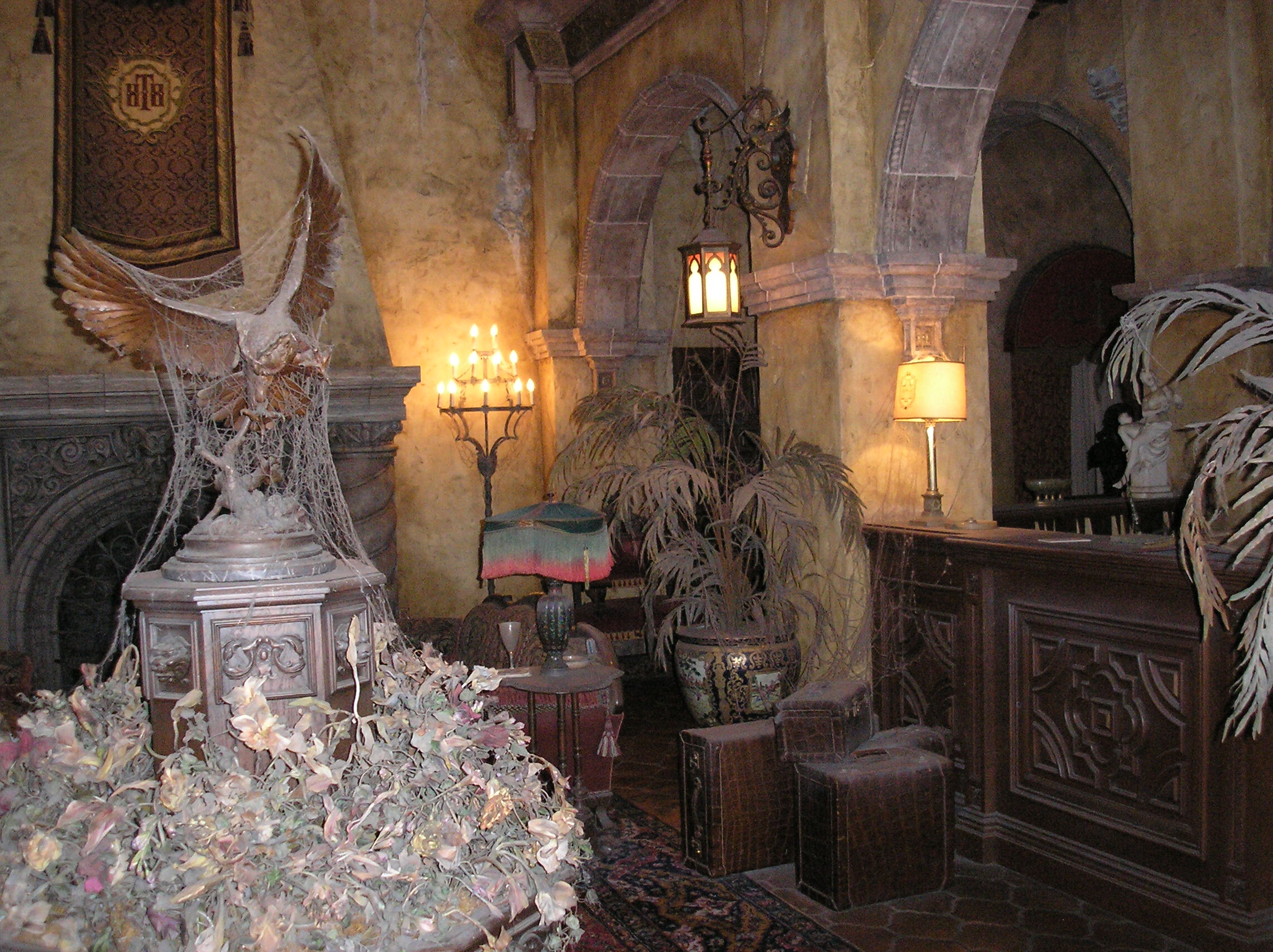 Tower_of_Terror_lobby_and_desk.jpg