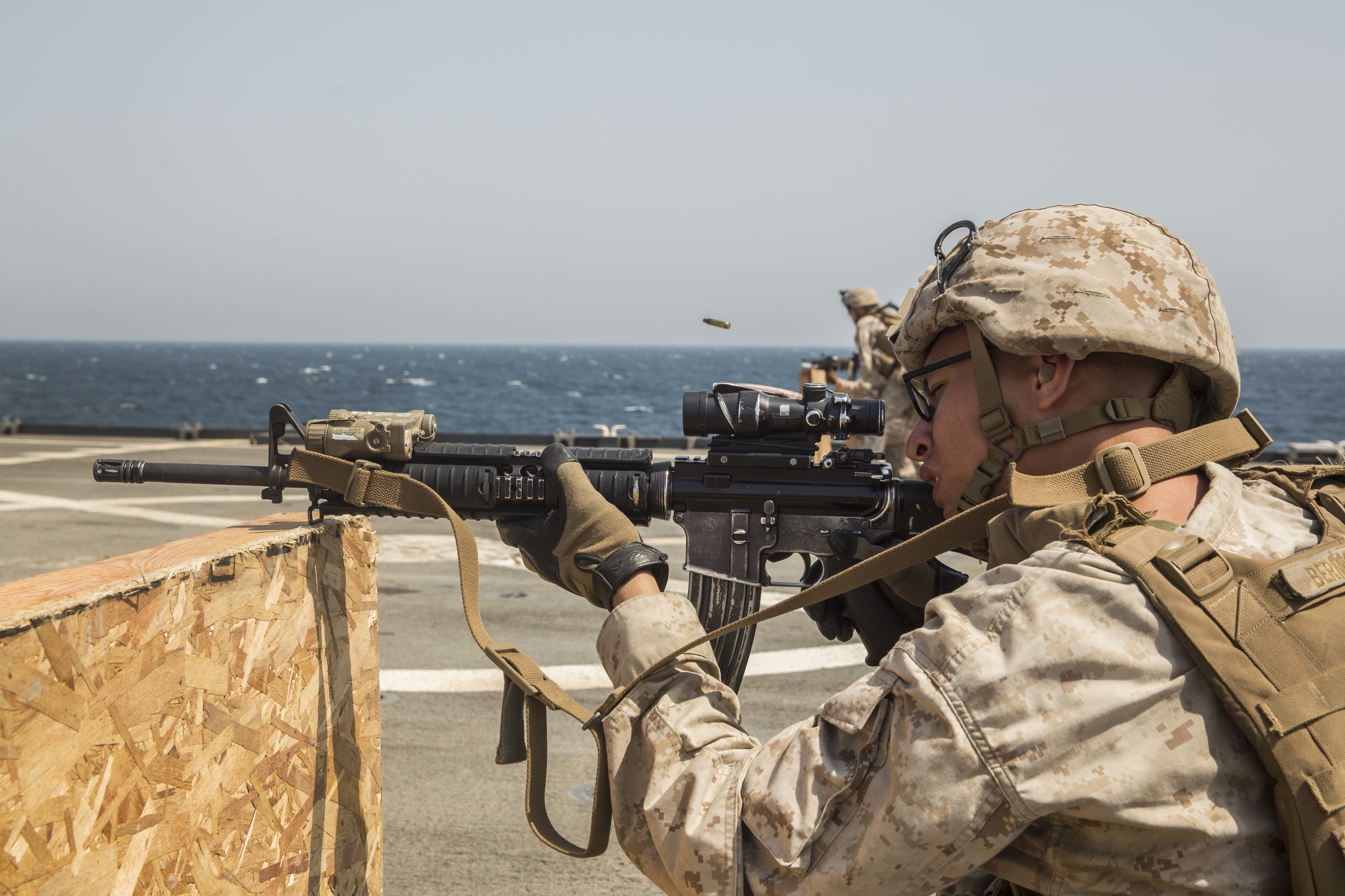 Combat skills. М4 u.s. Marine. Морпехи тренируются на палубе стрельбе. USMC Crewman. Fm 21-75 “Combat skills of the Soldier”.